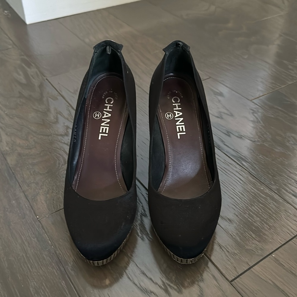 Satin Chanel pumps with silver thick heel